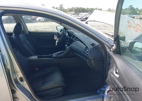 2020 Honda Insight Touring z USA, uszkodzony, nr VIN 19XZE4F90LE005653